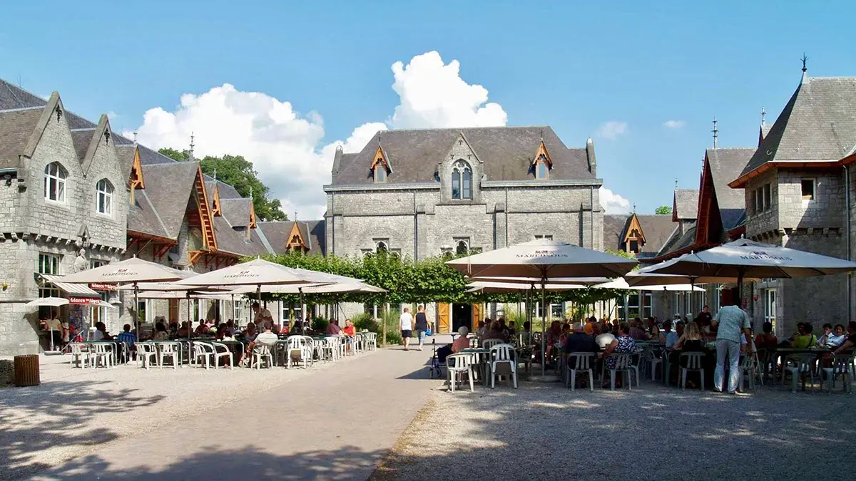 Architecture néogothique de Maredsous - Vue d'ensemble des tours