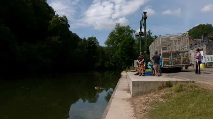 Retrait des kayaks à Gendron : infrastructures d'accueil et de parking