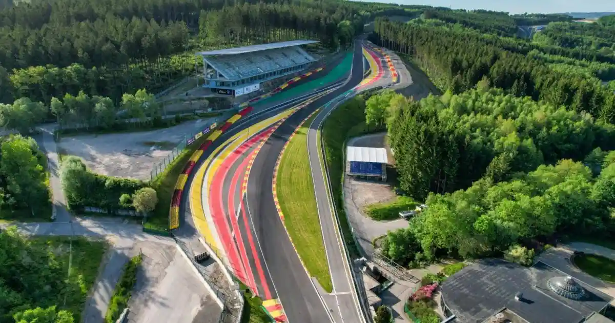 Virage Eau Rouge et Raidillon — compression et délestage aérodynamique