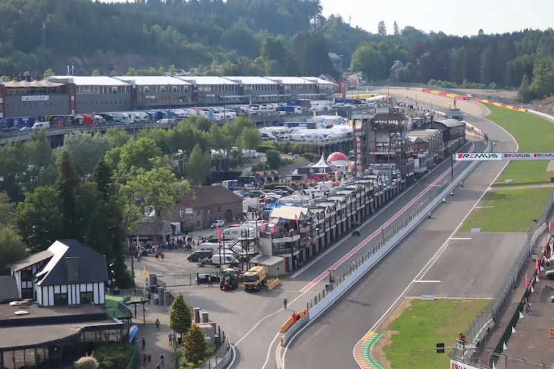 Panoramisch uitzicht op het circuit en het Ardenner bos