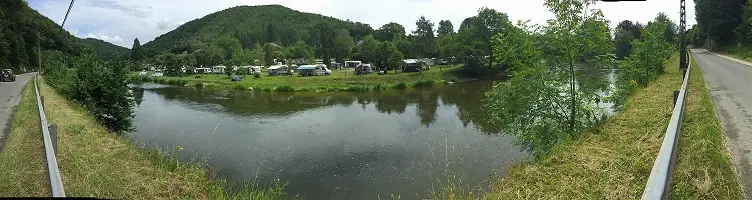 Emplacements motorhome vue d'ensemble – camping en vallée de la Semois