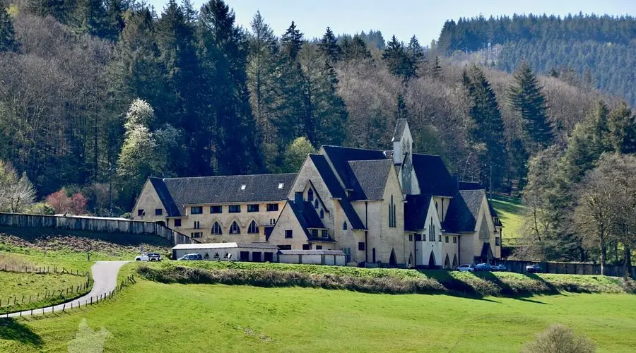 Cloître extérieur de l'Abbaye de Cordemois – fresques contemporaines (Jan Huet, Marcel Laforêt)