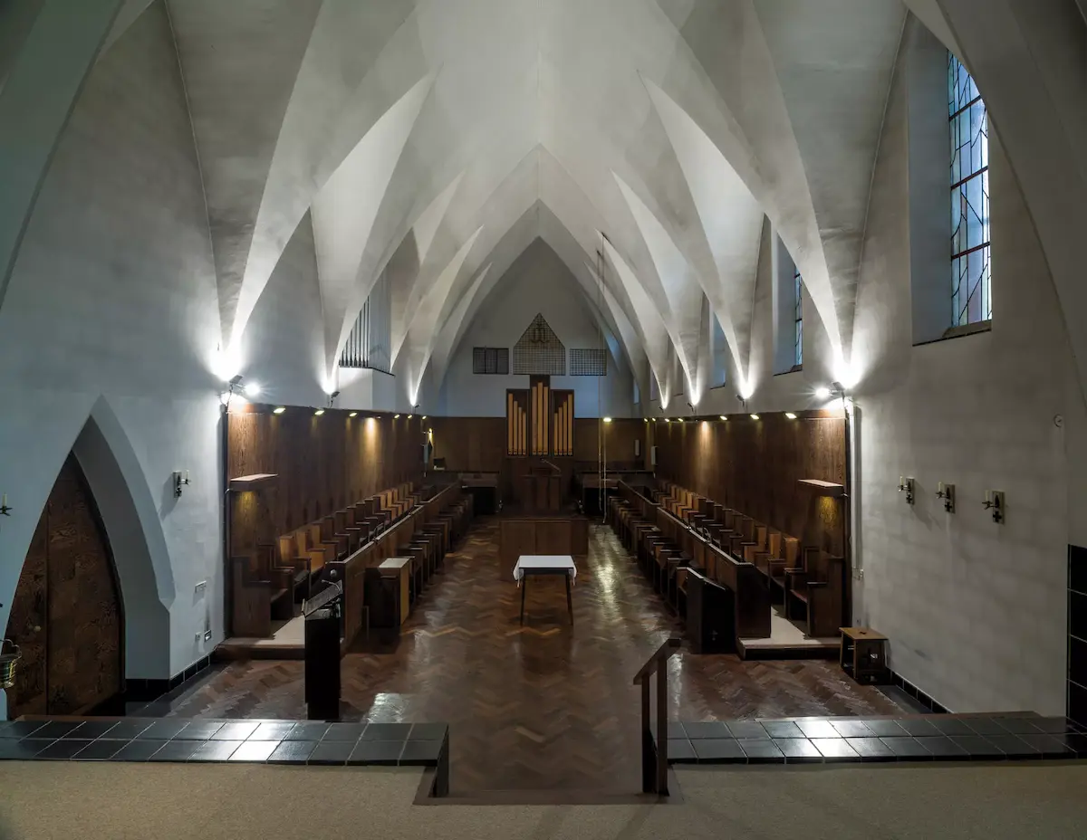 Église abbatiale de Cordemois – vitraux de Géo De Vlamynck (1933) et Yoors