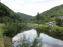 Famille au camping bord de rivière Belgique