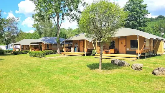 Soirée au coin du feu en camping sauvage légal
