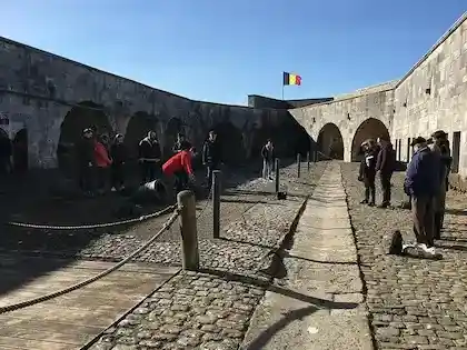 Vue aérienne Citadelle et collégiale Notre-Dame depuis la Meuse