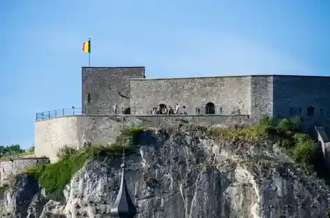 Bastions semi-circulaires orientés vers le point de vulnérabilité sud-est