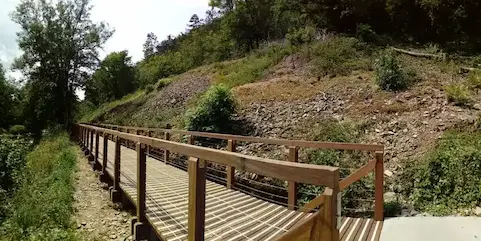 Passerelle du RAVeL construite manuellement en zone Natura 2000