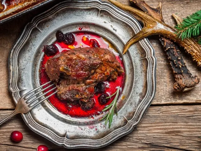 Filet de biche rôti rosé accompagné de sa sauce forestière aux airelles et d'une garniture automnale de la vallée de la Semois