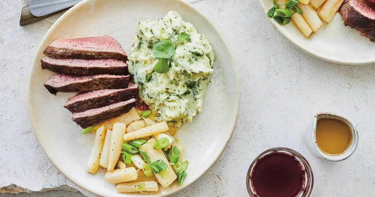 Dressage gastronomique de venaison ardennaise : noisettes de cerf, sauce poivrade et légumes de saison du terroir de la Semois