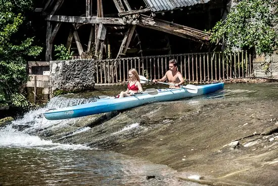 Descente en kayak sur la Lesse entre Gendron et Anseremme, falaises calcaires d&rsquo;Ardenne