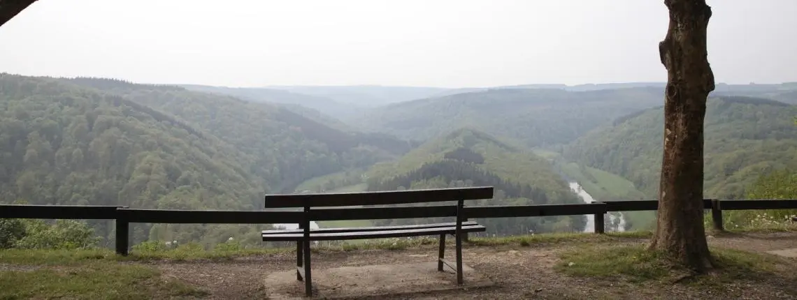 Randonneurs sur les sentiers du Parc national de la Semois – Ardenne belge