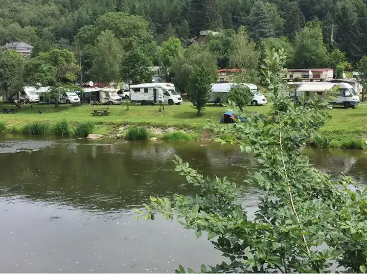 Lever de soleil sur la Semois — camping nature en Ardenne