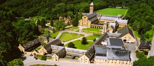 Ruines majestueuses de l'abbaye médiévale d'Orval