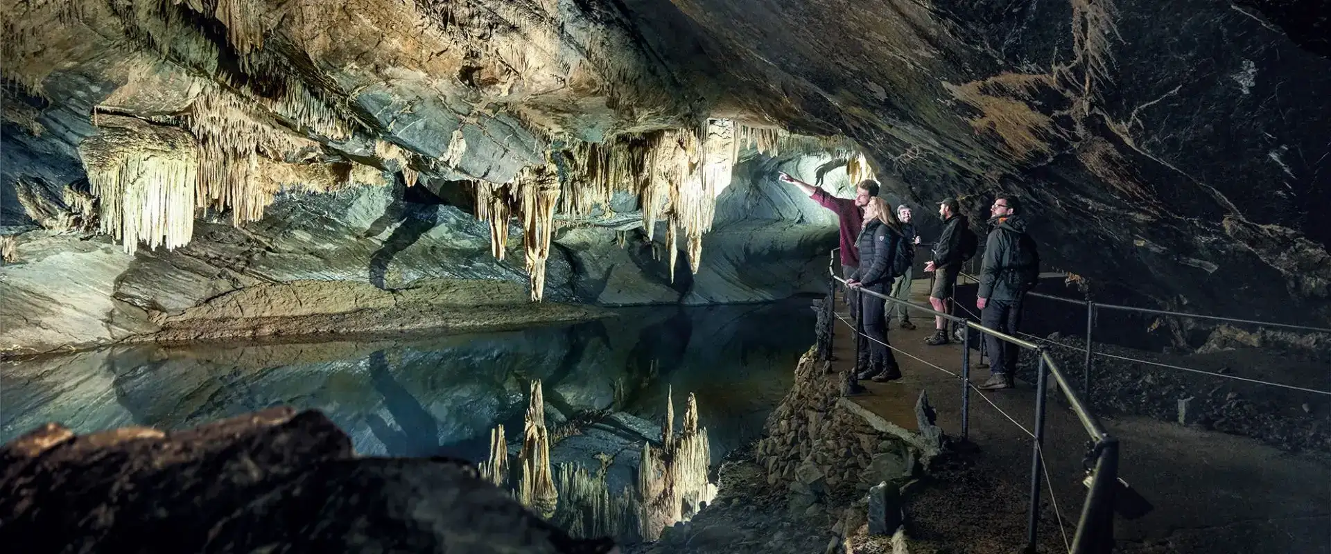 Intérieur spectaculaire des Grottes de Han