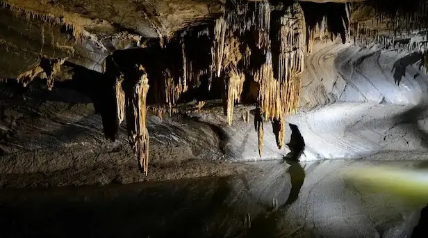 Intérieur des Grottes de Han