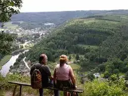 Sentier de randonnée forestier menant au point de vue de Naglémont