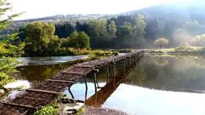 Promeneurs traversant le pont de claies en été