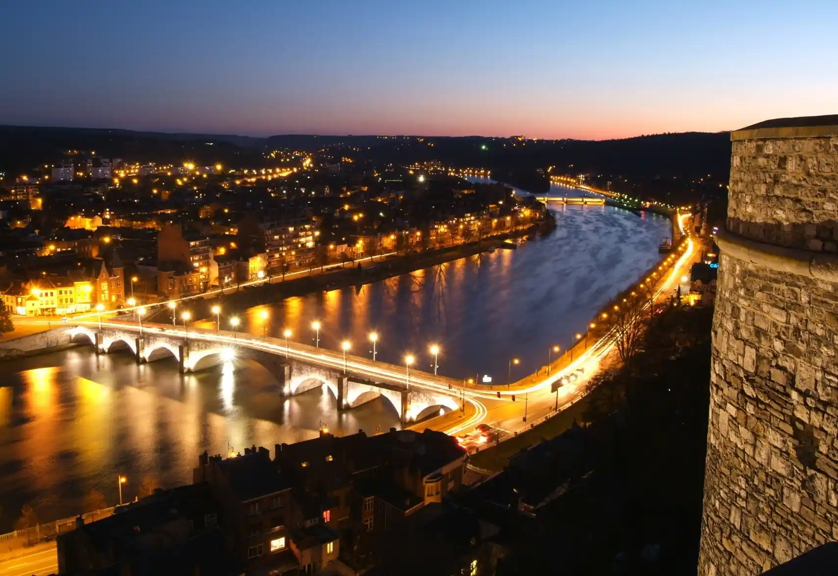 Panorama nocturne sur la Meuse et le pont de Jambes depuis les remparts de la citadelle