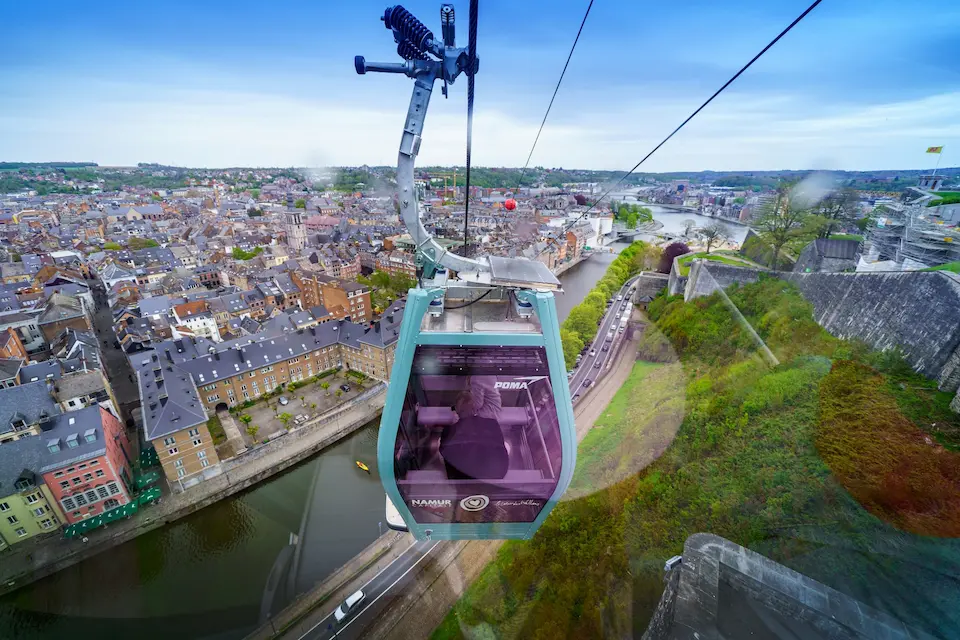 Nouveau téléphérique de Namur (POMA, 2021) survolant la Sambre vers l'esplanade