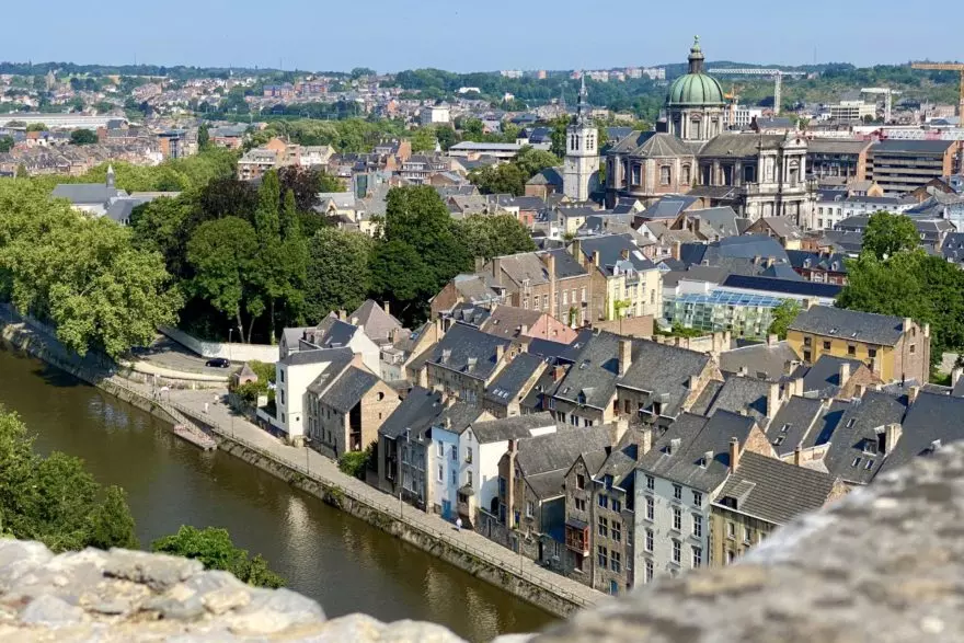 Vue depuis les remparts sur la vieille ville de Namur et la cathédrale Saint-Aubain