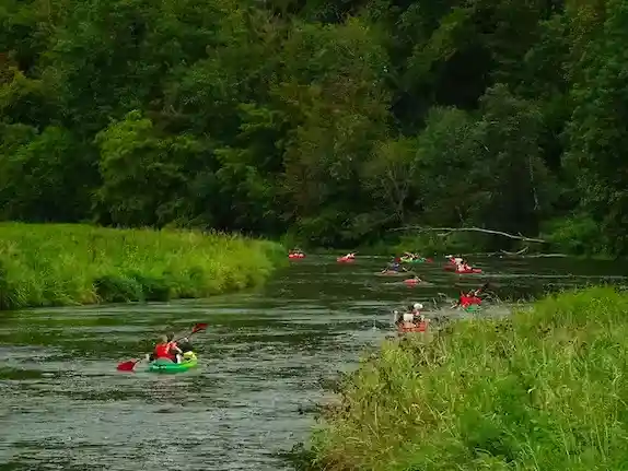 Kajakafvaart op de Semois onder het kasteel van Bouillon, Belgische Ardennen
