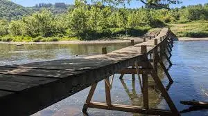 Passerelle de Kelhan vue depuis la rive de la Semois à Bohan
